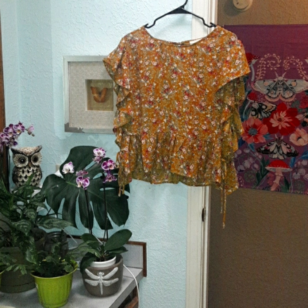 June and Huddon Womens size 1 flowy top with fun flowy bohemian cut🌼